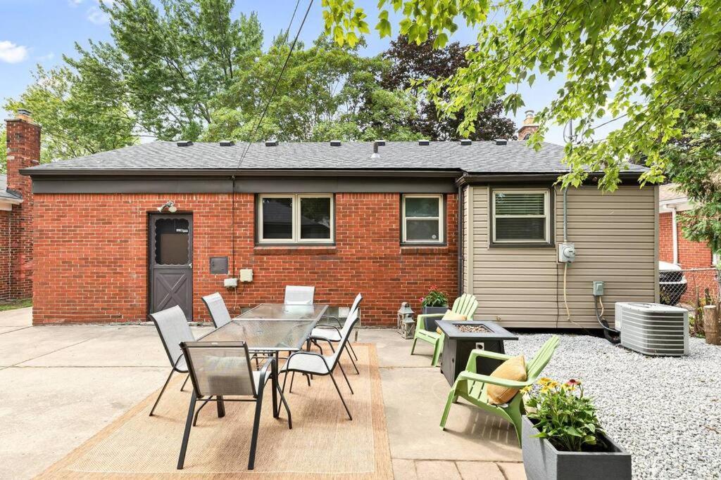 New! Cozy Mid Century Modern Oasis 3Bd Home Roseville Exterior photo