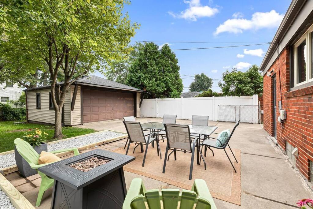 New! Cozy Mid Century Modern Oasis 3Bd Home Roseville Exterior photo